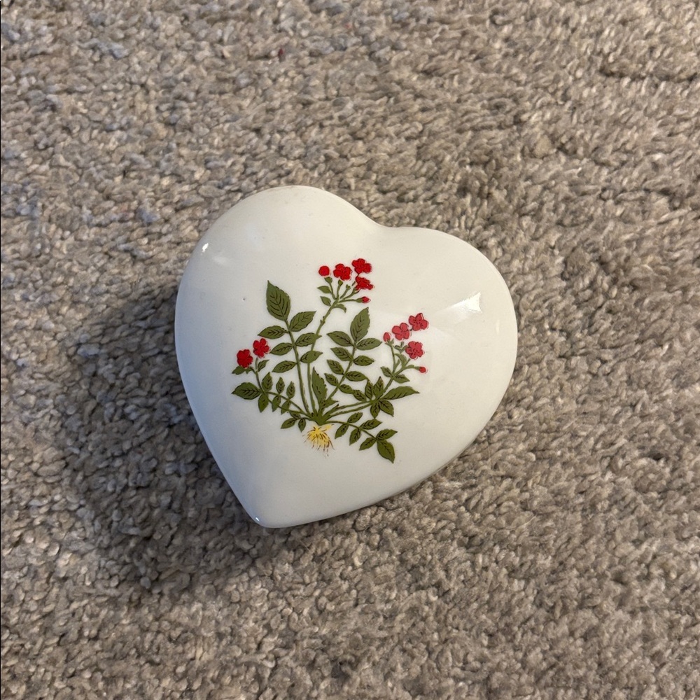🌹 Vintage Porcelain Heart-Shaped Trinket Box - Picture 3 of 6